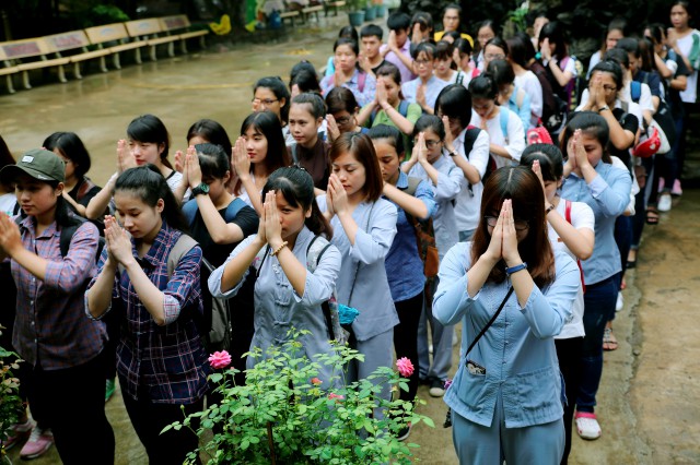 Các bạn sinh viên lễ Phật lễ Tổ trước ban Tam Bảo