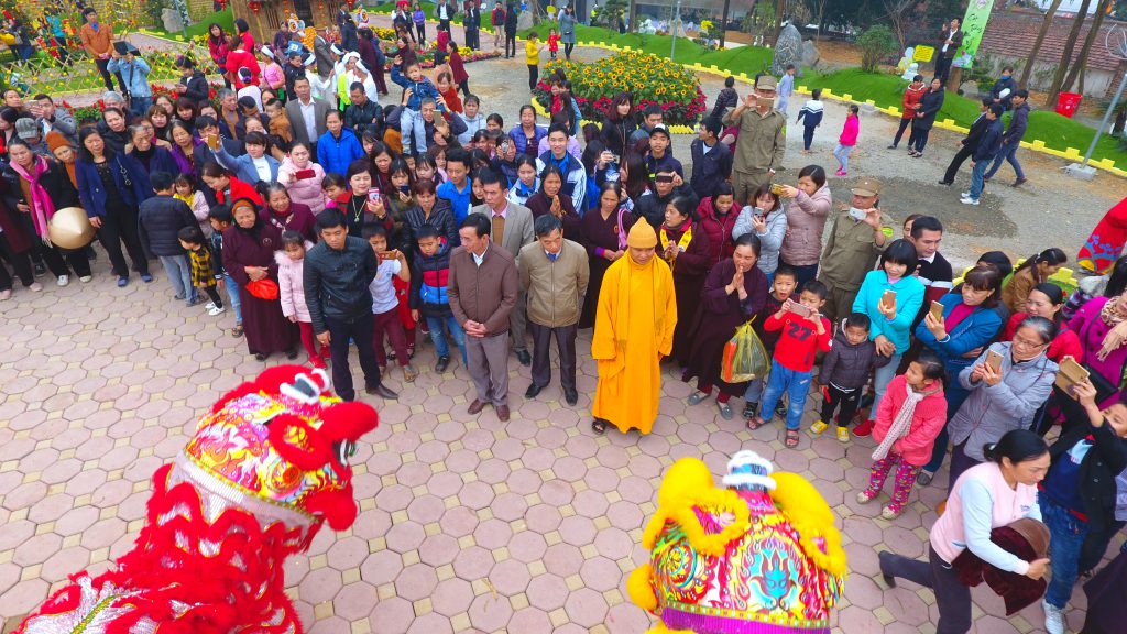 Múa lân rồng chào mừng lễ hội tại chùa Vân Gia.
