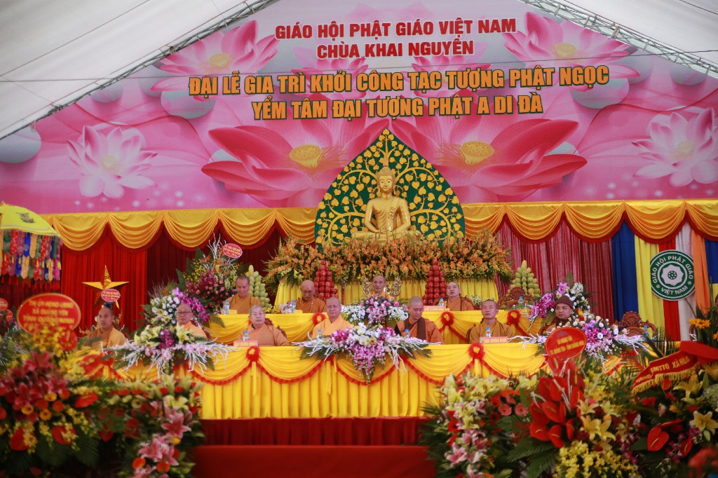 Hơn 10.000 Người Tham Dự Đại Lễ Gia Trì Khởi Công Tạc Tượng Phật Ngọc Yểm Tâm Đại Tượng Phật A Di Đà.