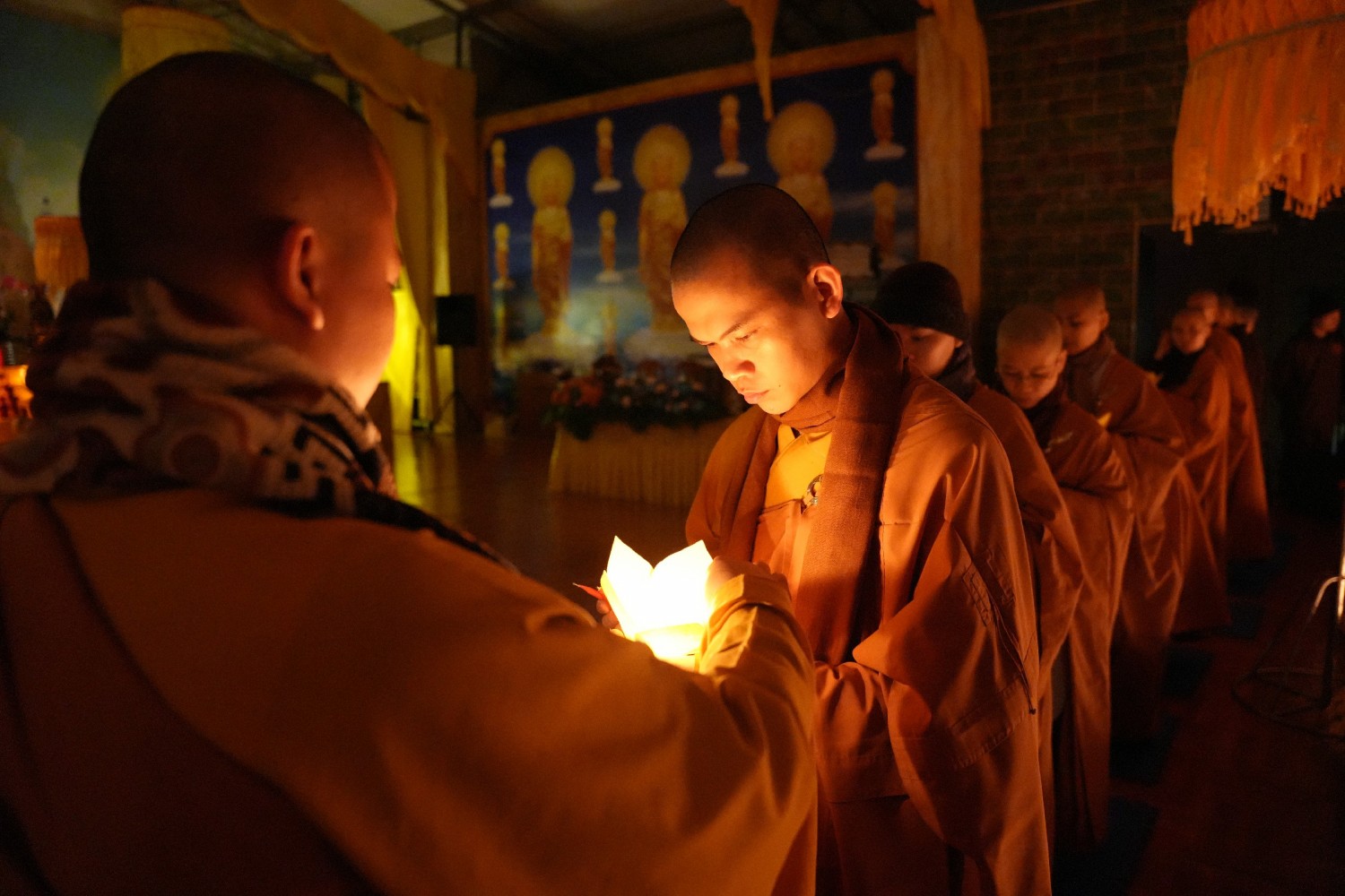 Lễ Dâng đăng cúng dàng đức Phật A Di Đà